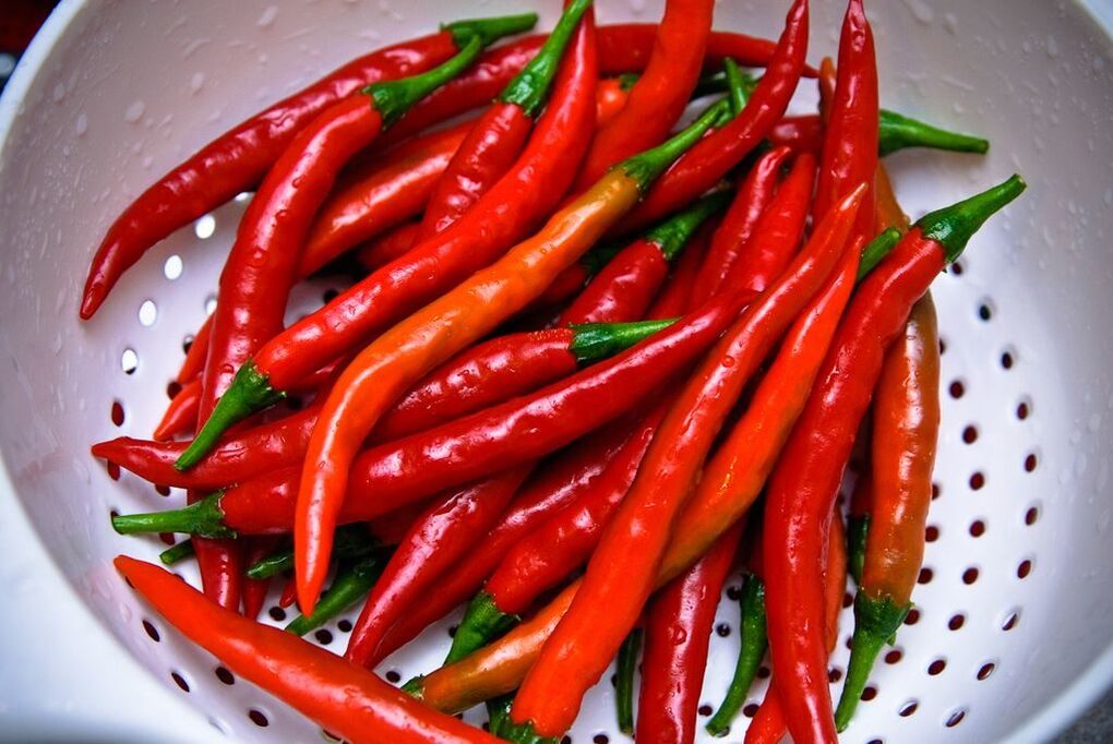It is advisable to add hot pepper to the dish in small quantities and fresh.